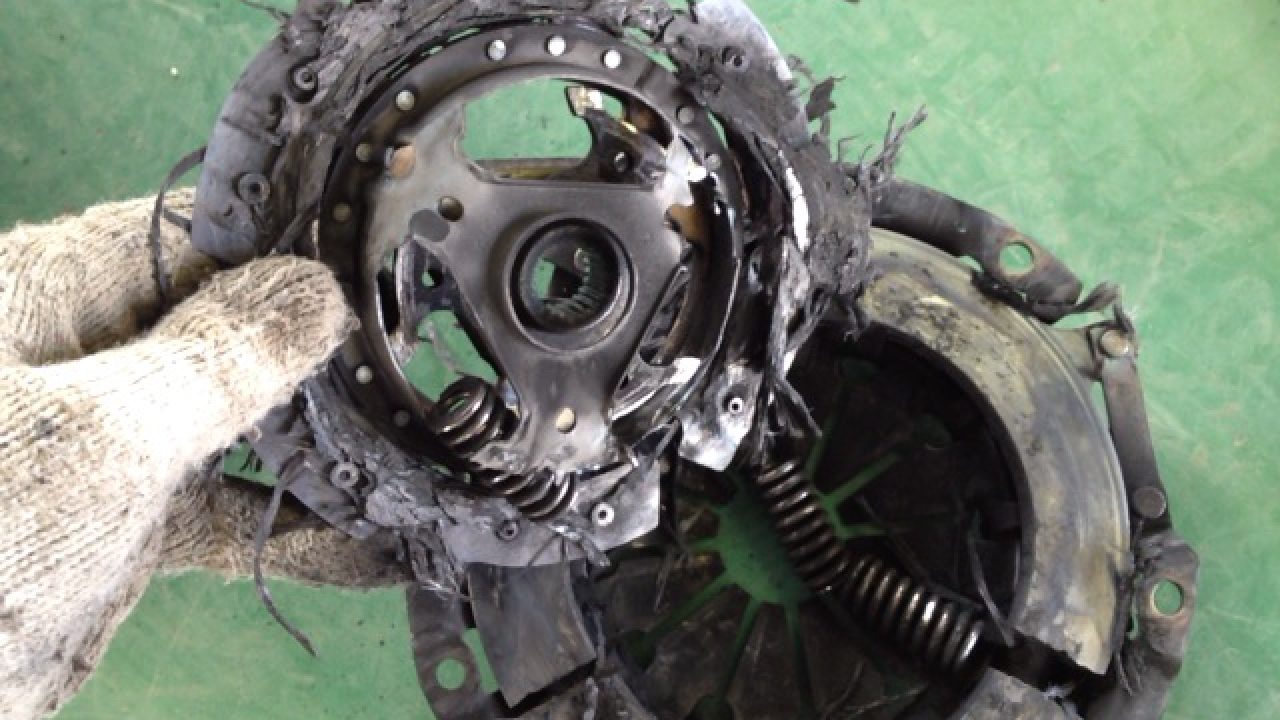 バラバラになったクラッチ Mho Engineering