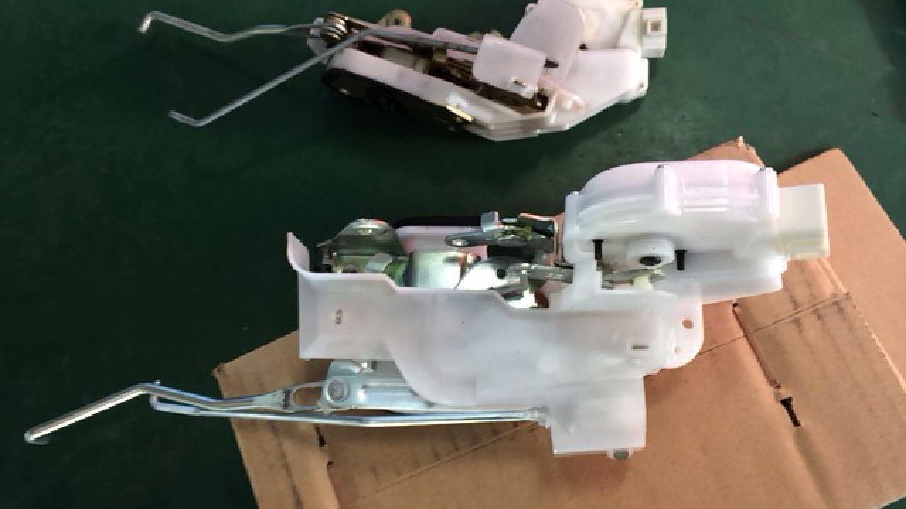 デリカ Pd6w 勝手にドアロックがかかる故障 ドアロックアクチュエーター交換 Mho Engineering デリカ Pd6w 勝手にドアロックがかかる故障 ドアロックアクチュエーター交換 Mho Engineering