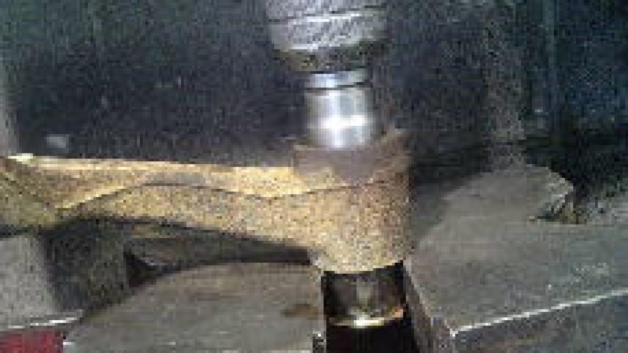 プレスでブッシュの圧入 Mho Engineering