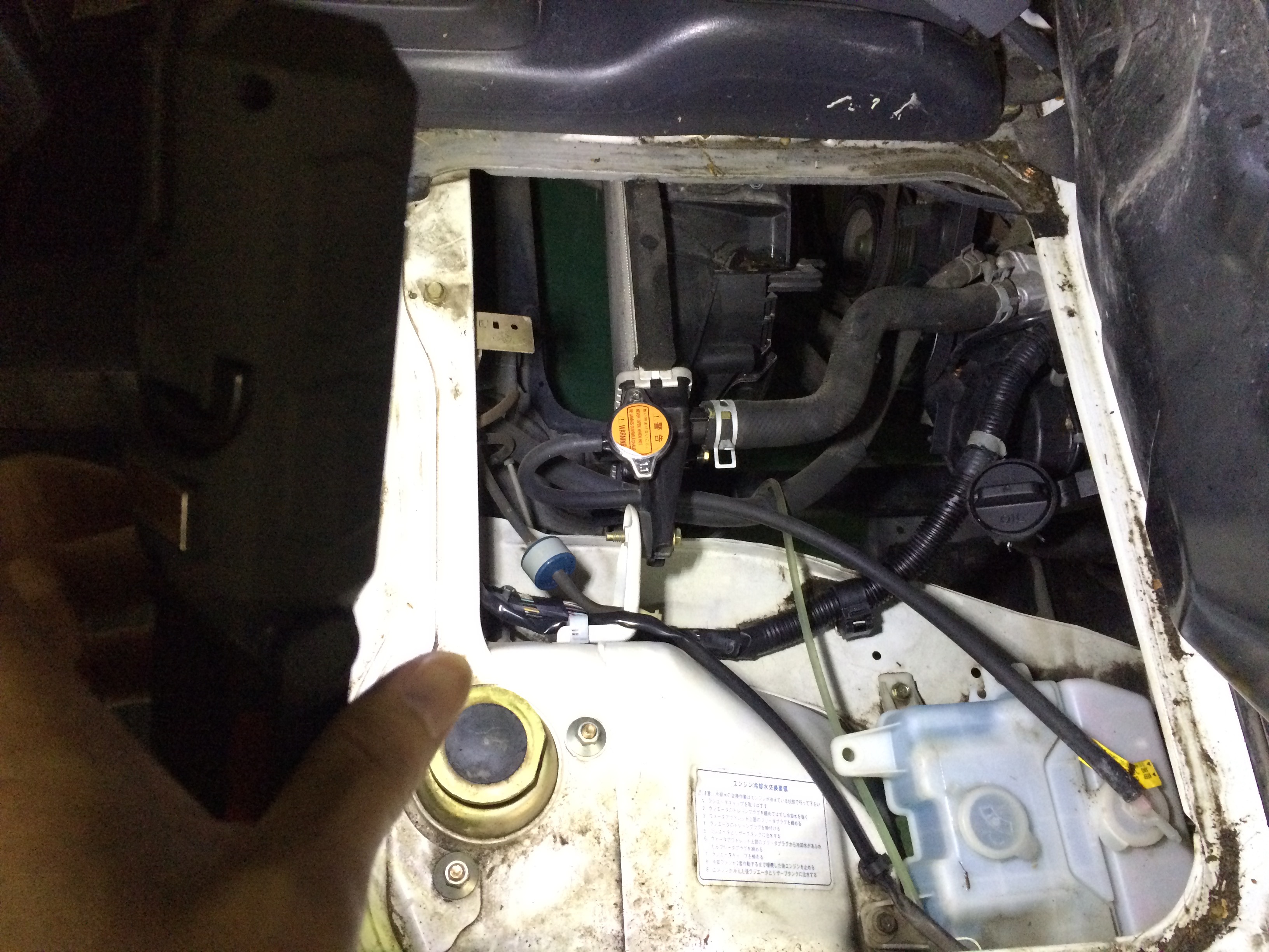 自動車整備の作業灯はこれで十分。よく壊れる充電式より乾電池式をお勧めする理由
