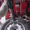 タイヤチェンジャー　タイヤを組み替えるのに必要な大型工具