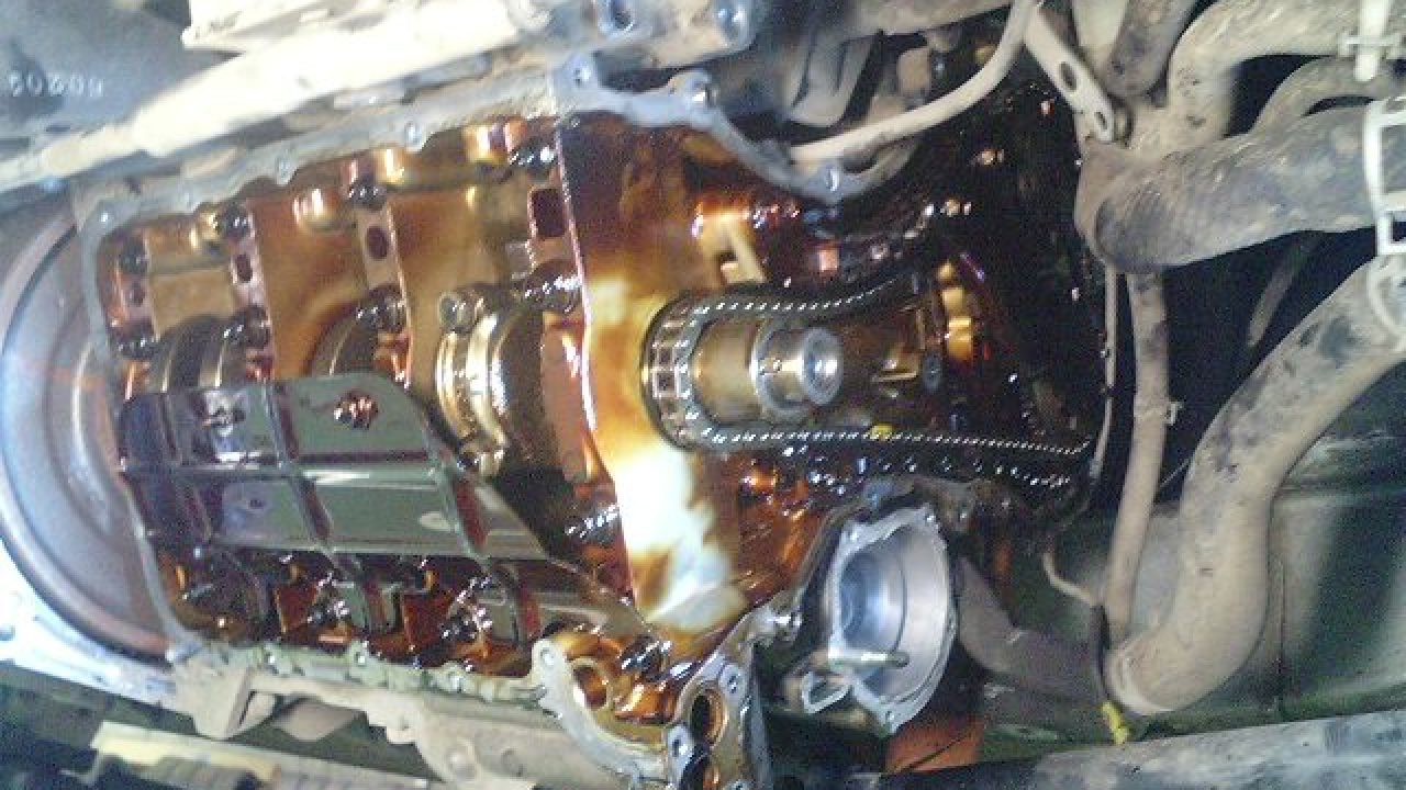 車のオイル漏れ修理代はどの位かかる 部位別オイル漏れ修理代を画像付きで解説 Mho Engineering