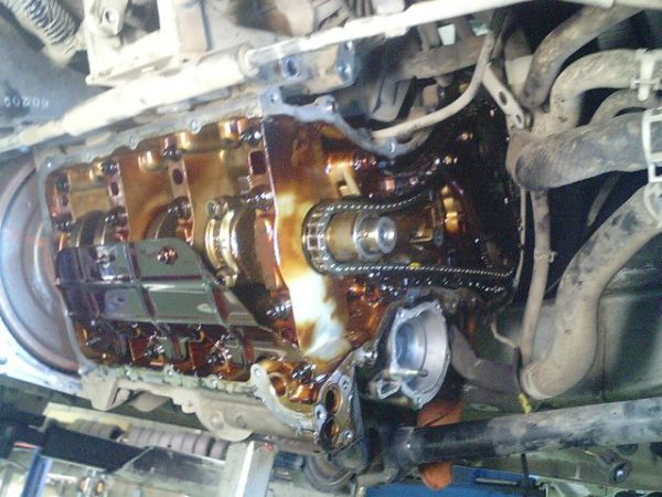 車のオイル漏れ修理代はどの位かかる 部位別オイル漏れ修理代を画像付きで解説 Mho Engineering
