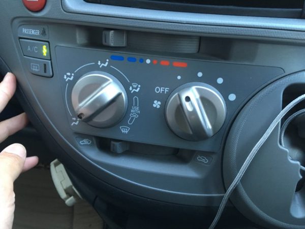 車のエアコンが効かない 症状別の原因と修理費用を画像付きで解説 Mho Engineering