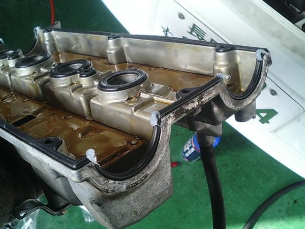 ヘッドカバーパッキン交換時期と交換費用は エンジンの一番上カバーのオイル漏れ Mho Engineering