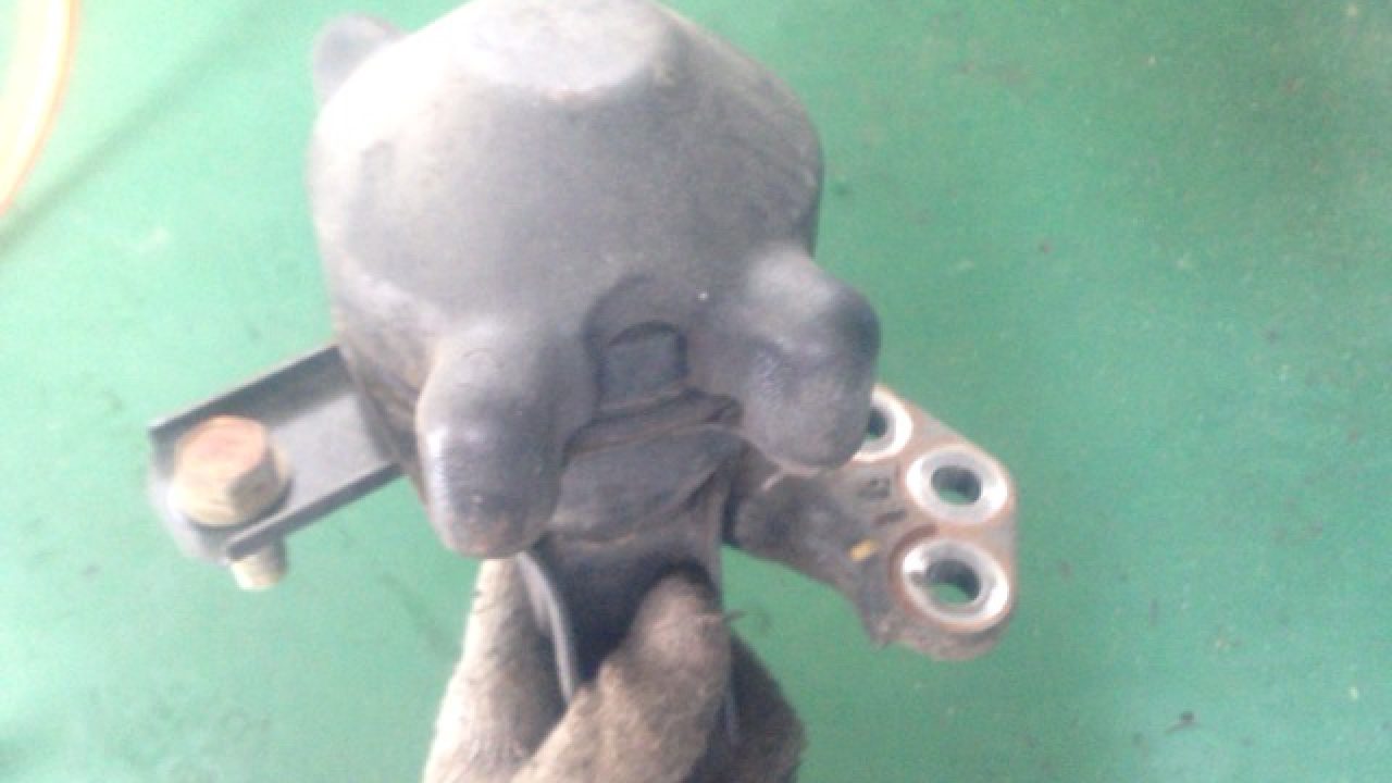 エンジンマウントの交換時期 交換費用は エンジンを支えているゴム部品 Mho Engineering