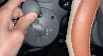 AT車で順序を再確認して！シフトレバーが動かなくなった原因は、サイドブレーキにあった！
