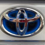 トヨタのエンブレムはいくら？RAV4ハイブリッドの場合2480円